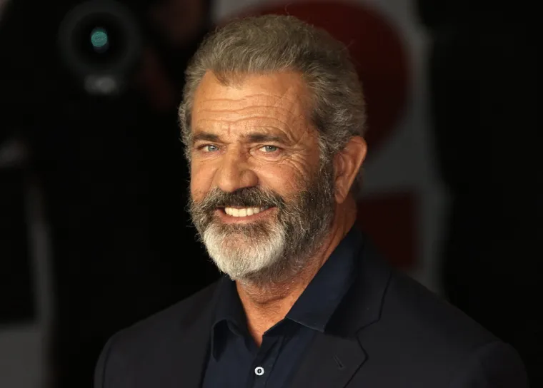 Mel Gibson rođen je u Peekskillu kao šesto od jedanaestero djece, a on je sam ponosni otac devetero djece. S Robyn Moore bio je u braku od 1980. do 2011. godine, iako je ona razvod službeno zatražila još 2009. godine. S obzirom na to da prije vjenčanja nisu potpisali nikakav predbračni ugovor, Robyn je rastavom dobila polovicu Gibsonova bogatstva. S njom je dobio sedmero djece; kćer Hannah, sinove Christiana i Edwarda, Williama, Louisa, Miloa i Thomasa. Kasnije je s ruskom kantautoricom Oksanom dobio kćer Luciju, a od 2014. je u skladnoj vezi s Rosalindom Ross, s kojom je 2017. dobio sina Larsa.