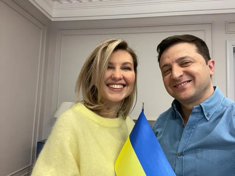 Međutim, kada je došlo vrijeme za Volodimirovu kampanju, Olena se poslušno pojavila kako bi se fotografirala sa suprugom te sudjelovala u kampanji. Sada, manje od tri godine nakon pobjede Zelenskog, majka dvoje djece u potpunosti je prihvatila svoju ulogu prve dame na globalnoj pozornici. Ona prati svog supruga u stopu i gradi vlastitu karijeru kao prva dama, koja zagovara ravnopravnost spolova te posebno brine o ukrajinskoj djeci...