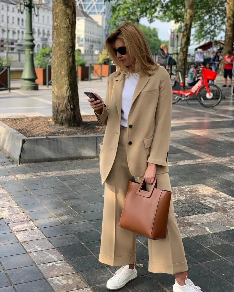 Olena je i zvijezda naslovnice Voguea, dobila je silne pohvale za stil i postala je ikona mode u Ukrajini. Unatoč tome što je slavna osoba i pod povećalom javnosti, malo se zna o Oleninu životu. Naime, rođena je u svibnju 1978., iste godine kao i njezin suprug Volodimir. Oboje su rođeni u istom gradu, Krivij Rihu. Unatoč tome što su pohađali istu školu i imali zajedničke prijatelje, Olena i Volodimir nisu se upoznali sve dok nisu bili studenti na Nacionalnom sveučilištu Krivij Rihu. Akademski nadarena, Olena je upala na studij arhitekture na Građevinskom fakultetu, dok je Volodimir studirao pravo.