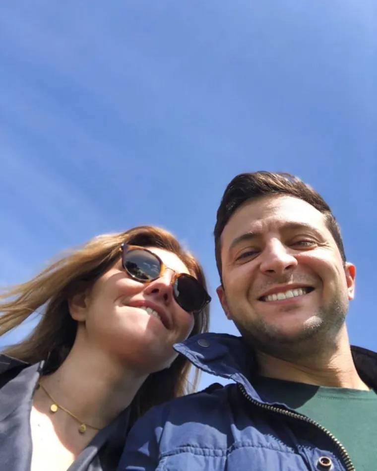 Podijelivši u petak fotografiju ukrajinske zastave na Instagramu, Olena je napisala: &quot;Dragi moji, Ukrajinci! Danas vas sve gledam. Svi koje vidim na televiziji, na ulicama, na internetu... Znate što? Nevjerojatni ste! Ponosna sam što živim s vama u istoj zemlji! Kaže se da su mnogi ljudi gomila, ovdje se ne radi o nama. Ovo je vojska! Danas neću paničariti ni plakati. Bit ću smirena i samouvjerena. Moja djeca me gledaju. Bit ću pored njih i pored svog muža. Volim Ukrajinu!&quot;, napisala je na Instagramu prva dama Olena Zelenska. 