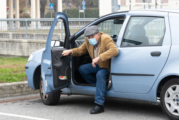 5. Nemojte ulaziti u auto: Automobili ne nude nikakvu značajnu zaštitu od radijacije, bilo one koja nastaje odmah nakon eksplozije ili često radioaktivnih padavina koje nastaju nakon toga. Istodobno, ako imate nekoliko minuta upozorenja, vjerojatno se ionako nećete uspjeti odvesti. Ceste će vjerojatno biti prepune ljudi s istom idejom, što se često događa u vremenskom razdoblju neposredno nakon upozorenja na uragan.
