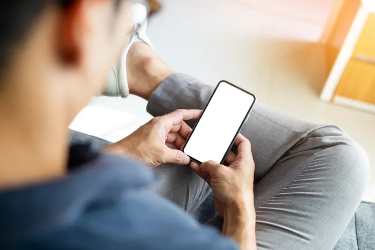 8. Nemojte nastaviti neprestano slušati pjesme na svom telefonu: Koliko god to bile sjajne pjesme, morat ćete sačuvati što je moguće više baterije na telefonu  i bilo čega drugog, pod pretpostavkom da je elektromagnetski puls nije prekinuo. Napad bi vjerojatno poremetio lokalnu električnu infrastrukturu pa punjenje tog vašeg vitalnog komunikacijskog uređaja možda neće biti moguće.
