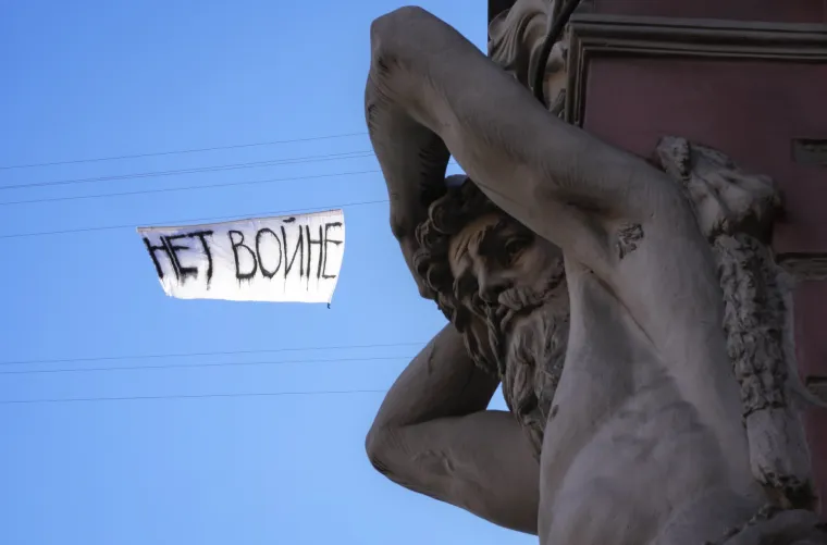 Glavobolja za Kremlj: Iznad St. Petersburga zaviorila zastava 'Nema rata'