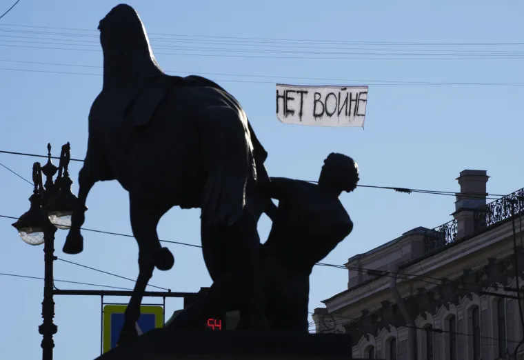 Glavobolja za Kremlj: Iznad St. Petersburga zaviorila zastava 'Nema rata'