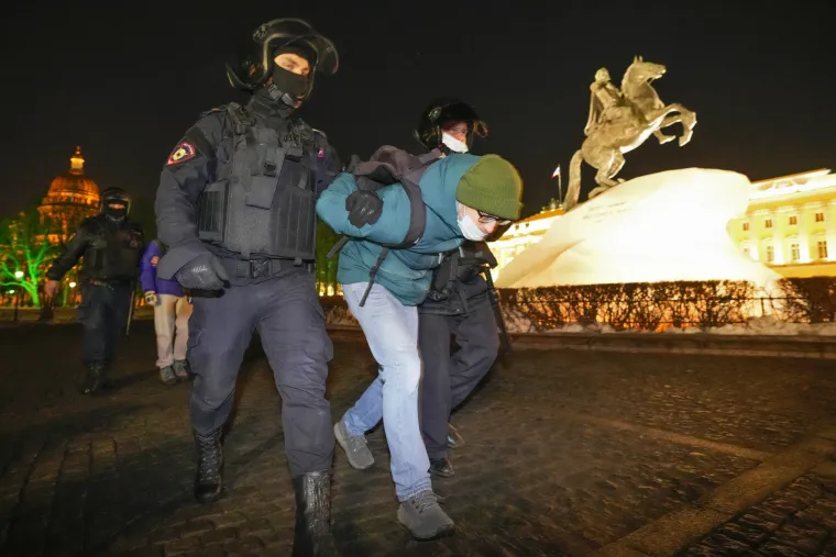 Glavobolja za Kremlj: Iznad St. Petersburga zaviorila zastava 'Nema rata'