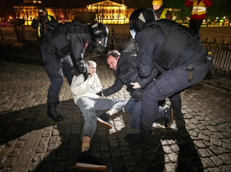 Glavobolja za Kremlj: Iznad St. Petersburga zaviorila zastava 'Nema rata'