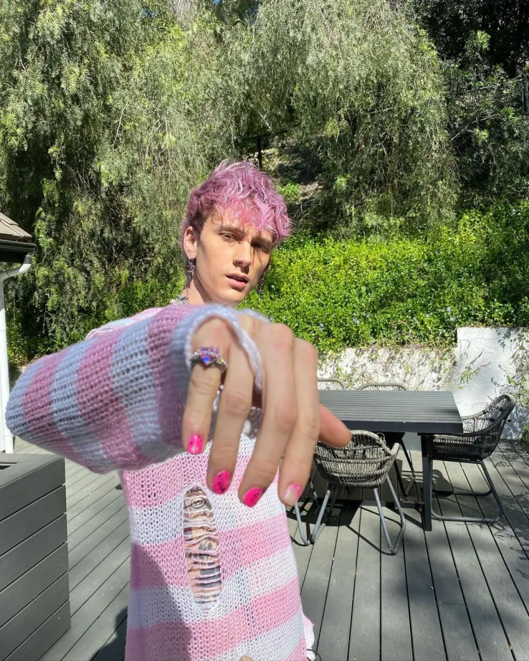 Machine Gun Kelly drastično je promijenio izgled i s novom frizurom se pohvalio na Instagramu. Njegovi pratitelji su imali više negativnih komentara nego li onih pozitivnih. &quot;Što si to napravio?&quot;, &quot;Što se, dovraga, događa s tobom?&quot;, &quot;Tvoja glazba i stil nisu jednaki kao prije. Prodana dušo&quot;, &quot;Odrastao sam slušajući ga. Ovaj tip je od pravog repera došao do čovjeka koji pjeva emo pjesme za 14-godišnjake&quot;, &quot;I ti si prije bio reper?&quot;, &quot;Nedostaje nam stari MGK&quot;, &quot;30 je novih 15&quot;, &quot;Kako si ti osvojio Megan Fox?&quot;, samo su neki od komentara na ovu fotografiju...
