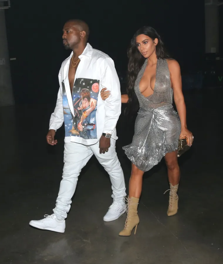U godinama koje su uslijedile nakon čišćenja ormara, Kardashian je doživjela transformaciju stila, u kojoj je odbacila prekomjerne printeve i dodatke za prigušenije, bezvremenske stilove. &quot;Stvarno mislim da je moj odnos sa suprugom Kanyeom promijenio sve&quot;, rekla je za CNN Style 2016. &quot;Mislim, u mladim danima sam mislila da imam najbolji stil. Sada kada se osvrnem na tu odjeću, užasnuta sam&quot;, priznala je tada.
