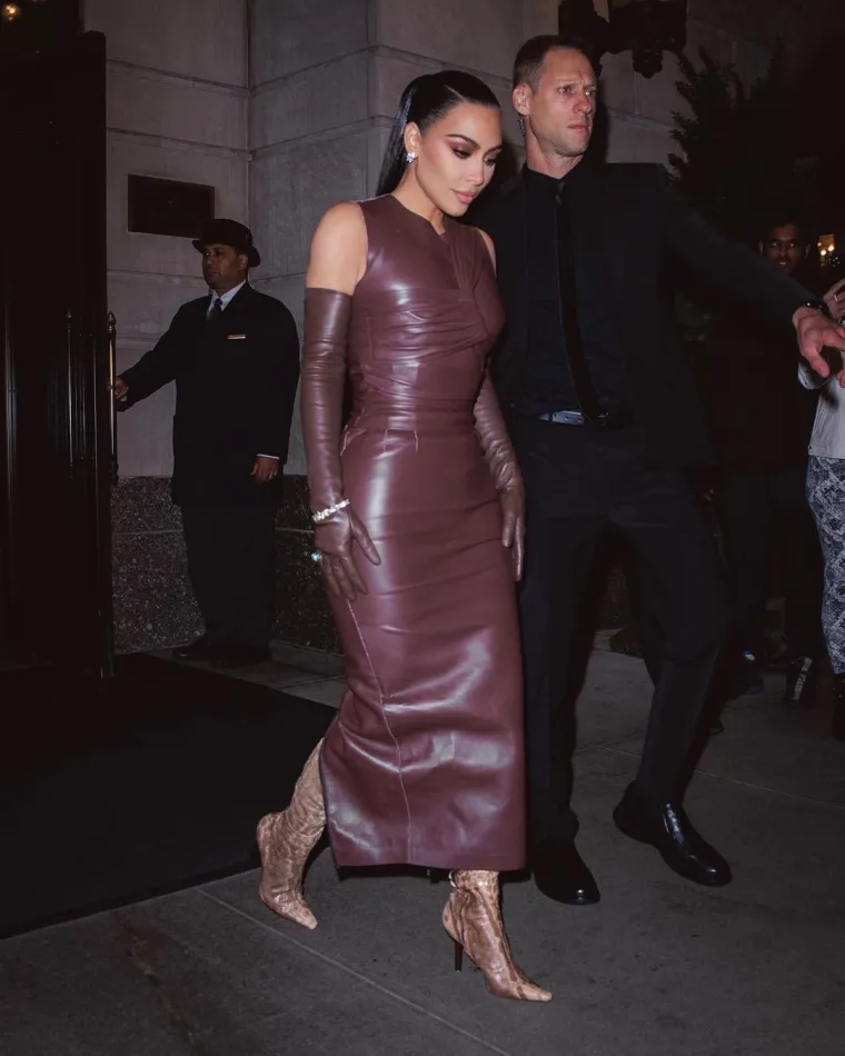 Nakon niza sukoba, Kim i Kanye odlučili su se krajem prošle godine razići, što je odmah utjecalo i na njezin stil odijevanja. &quot;Ovdje izgleda kao stara Kim K., tako zgodna&quot;, napisao je jedan korisnik na Twitteru čim se Kim pojavila u seksi, kožnoj haljini. Drugi obožavatelji su se složili, a jedan korisnik je komentirao: &quot;Više nije odjevena kao baka&quot;, &quot;Mrzio sam taj monokrom, PVC i sva sr*nja koja je nosila. Sjaji&quot;, dodali su. Ljudi su ubrzo povezali Kimin sjaj s Kanyeom i prekidom njihove romanse...