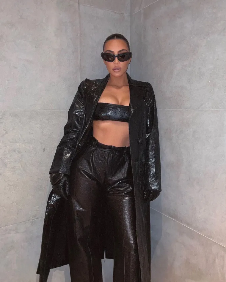 Kim nije skrivala činjenicu da je Kanye imao određeni utjecaj na njezin Instagram račun tijekom njihova braka, rekavši Kourtney 2018. da se posvađala s Kanyeom nakon što je tražio od nje da učita niz određenih objava unatoč tome što ona to nije htjela. Kimin novi pristup Instagramu, na kojem objavljuje puno fotografija svoje djece, dolazi nakon što su bliski izvori rekli da je jedan od čimbenika koji su pridonijeli razlazu različit pristupi Kim i Kanyea roditeljstvu i odgoju njihovo četvero djece, piše US magazine.