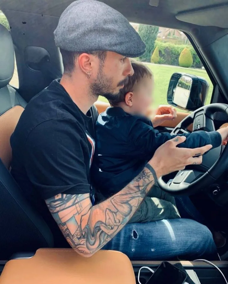 Njih dvoje od svibnja dijele fotografije na kojima poziraju u automobilu koji ima identična kožna sjedala u dvije boje.