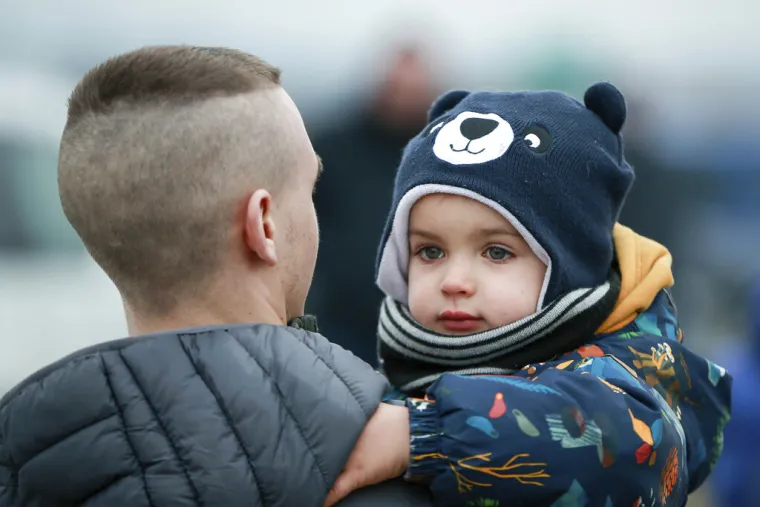 Tužne kolone napu&scaron;taju Ukrajinu: Očevi se rastaju od djece i žena, mnogi se od njih vide posljednji put