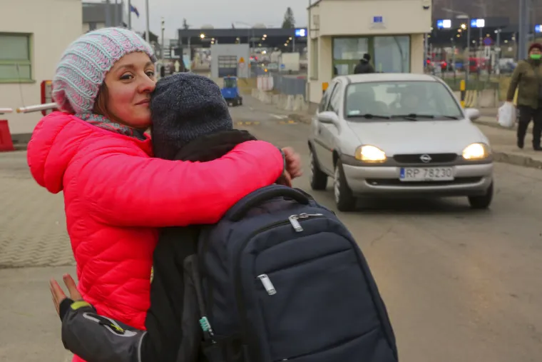 Tužne kolone napu&scaron;taju Ukrajinu: Očevi se rastaju od djece i žena, mnogi se od njih vide posljednji put