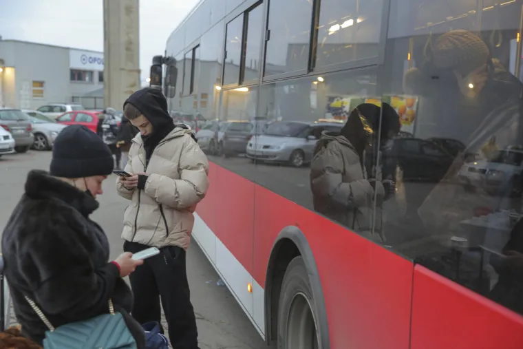 Tužne kolone napu&scaron;taju Ukrajinu: Očevi se rastaju od djece i žena, mnogi se od njih vide posljednji put