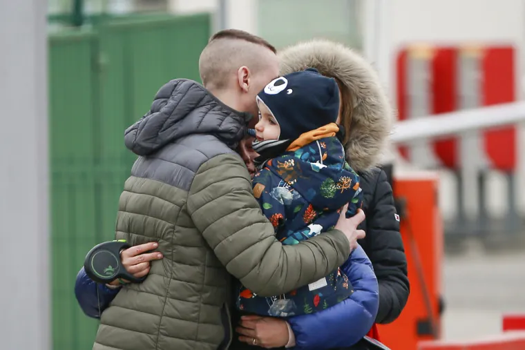 Tužne kolone napu&scaron;taju Ukrajinu: Očevi se rastaju od djece i žena, mnogi se od njih vide posljednji put