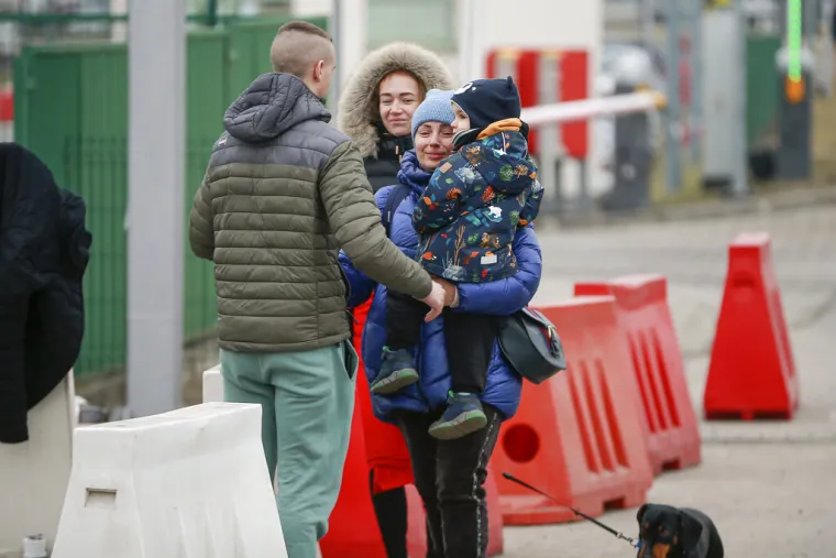 Tužne kolone napu&scaron;taju Ukrajinu: Očevi se rastaju od djece i žena, mnogi se od njih vide posljednji put