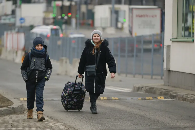 Tužne kolone napu&scaron;taju Ukrajinu: Očevi se rastaju od djece i žena, mnogi se od njih vide posljednji put