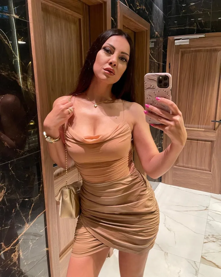 Žanamari Perčić obožavana je i na Instagramu, na kojem ima više od 177.000 pratitelja, gdje svakodnevno objavljuje seksi snimke iz teretane i provokativne fotografije u zanosnim izdanjima. Ova pjevačica vrlo brzo je postala fitness influencerica koja često voli davati savjete vezane za zdravu prehranu i vježbanje. &quot;Ne funkcioniram bez kofeina, čokolade i glasne glazbe! Glazba me izvuče u trenutcima kada mi padne energija. Baš sam jučer odradila vrhunski trening u teretani i to zahvaljujući glazbi koju sam raspalila na slušalice. Preporuka, upalite si Disturbed ili Panteru za početak. Najbolji eliksir energije, a samim time i mladosti&quot;, priznala je pjevačica za Hrvatsku danas. 