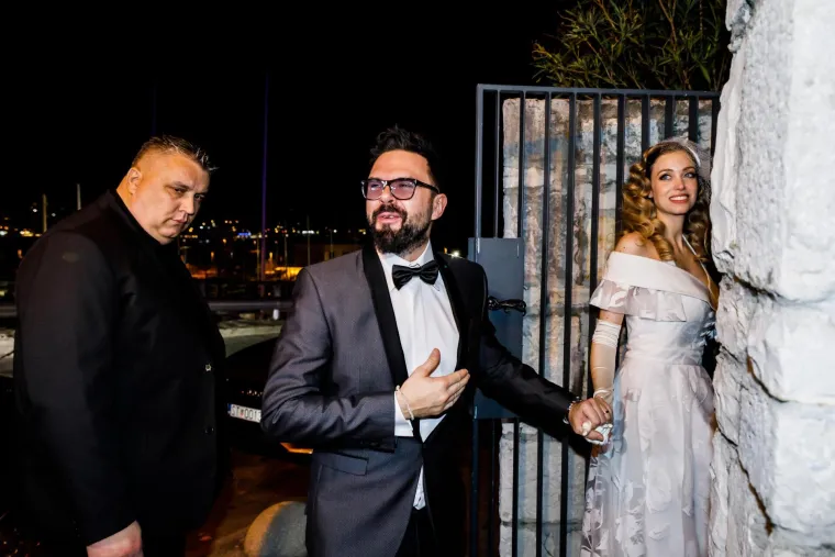 Grašo je Tomažu bio vjenčani kum kad se ženio sadašnjom suprugom Flavijom Furios Kavčič. &quot;To je duplo kumstvo. On je romantična duša i nije mi to poručio telefonski. Prošle godine, kao i svake dosad, bili smo pozvani na neformalno druženje svih vlasnika Michelinovih zvijezda u Napulju. Tamo sam gost već 17 godina, a puno puta je Petar išao sa mnom. Prije nego što smo se tamo uputili prošle godine prije Božića, kad smo sletjeli na aerodrom, stali smo u pizzeriju Michele. I Petar mi je tamo rekao: &apos;Tomaž, želja mi je da mi budeš kum&quot;, ispričao je za RTL.hr.