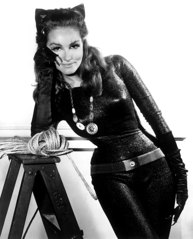 Prvu &quot;ženu mačku&quot; u povijesti glumila je američka glumica i pin-up djevojka Julie Newmar (88), bila je to komična serija od tri sezone koja se snimala od 1966. do 1967. Njezine mačje uši bile su joj zapravo pričvršćene na glavu, s pripijenim kostimom prekrivenim šljokicama, teškim olovkom za oči i frizurom iz 60-ih. Glumica preuzima vodstvo na malim ekranima s nestašnim prikazom komične junakinje koja briljira u umijeću zavođenja zgodnog Batmana i njegovog pomagača Robina.