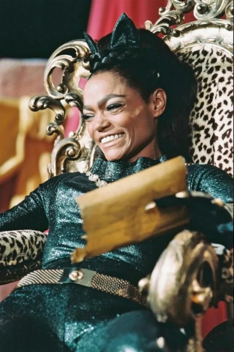 Nakon odlaska Julie Newmar, Eartha Kitt pojavljuje se u trećoj i posljednjoj sezoni serije o Batmanu, od 1967. do 1968., u kojoj glumi buntovnu heroinu. U svojoj glumi, Kitt je crpila iskustvo iz svog svakodnevnog života, plesačice, kabare pjevačice i muze Orsona Wellesa, koji ju je čak nazvao &quot;najuzbudljivijom ženom na svijetu&quot;. Mlada djevojka nesretnog djetinjstva na kraju je doživjela međunarodni uspjeh, postavši međunarodna zvijezda zbog uloge u filmovima kao što su C&apos;est si Bon i Santa Baby. Kitt, koja je preminula 2008., bila je prva afroamerička glumica koja je igrala lik Catwoman, a Zoë Kravitz je njezina nasljednica u &quot;The Batmanu&quot;, 2022.