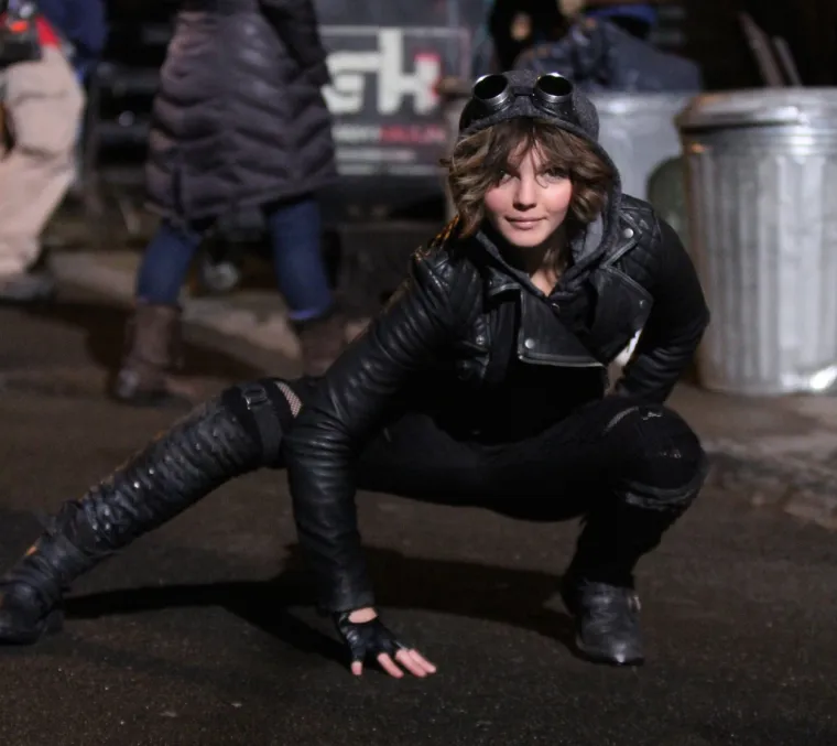 Serija &quot;Gotham&quot; započela je 2014., a prati mladog Brucea Waynea, koji je nekoliko godina ranije svjedočio ubojstvu svojih roditelja u mračnoj ulici u Gothamu. Cijela serija govori o istrazi inspektora Jamesa Gordona (Ben McKenzie), jedinog nekorumpiranog dužnosnika u okaljanom gradu, koji također želi pronaći počinitelja ovog ubojstva. Upoznajemo mnoge protagoniste koji će se pojaviti u budućnosti uz Batmana, još u mladim godinama, Catwoman glumi američka glumica Camren Bicondova (22). Odraslu Mačku kasnije u finalu serije glumi Lili Simmons (28).