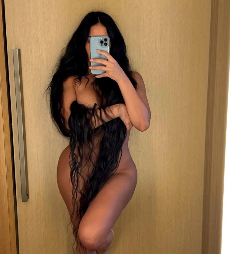 Izvori bliski Kanyeju za TMZ su otkrili da on i Chaney još uvijek imaju otvorenu vezu. Kazali su i da je glazbenika ona privukla &quot;poput magneta&quot; zbog njezine sličnosti s Kim.