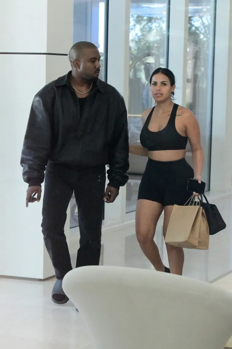 Kanye je prije Chaney bio u kratkoj vezi s glumicom Juliom Fox koja se okušala i u karijeri domine te je vodila bitku s ovisnošću o heroinu i tabletama protiv bolova. No, čini se da ga previše ne zanimaju žene s burnom prošlosti, već obrazovane dame koje nalikuju njegovoj bivšoj supruzi.