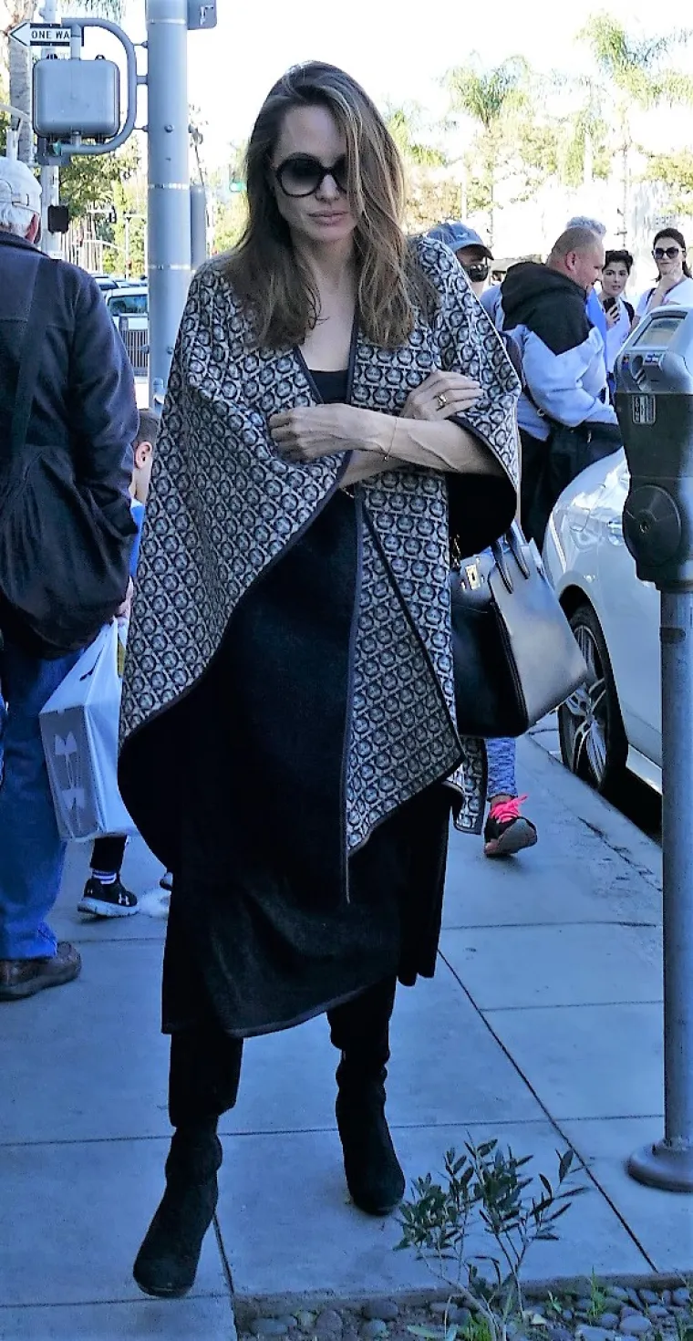 Angelina Jolie ljubiteljica je vratolomija i 80% njih u ovom filmu odradila je upravo ona, a vrijedno je spomena da Lara u ovom filmu nije ubila niti ozlijedila niti jednog lika. Zanimljivo je kako je za vrijeme snimanja scene bungee jumpinga, Angelina ozlijedila gležanj, no inzistirala je da upravo ona bude u toj sceni pa je snimanje moralo pričekati neko vrijeme dok se nije u potpunosti oporavila od ozljede.
