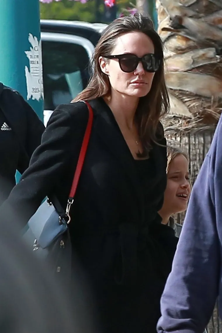 Zanimljivo, za potrebe ovog filma Angelina je mjesecima satima vježbala i mukotrpno se znojila u teretani, a u hlačicama i topićima nosila je jastučiće koji su joj povećavali grudi i stražnjicu za čak dva broja. Angelina je u intervjuima komentirala kako je ona po prirodi 36C, dok su joj za potrebe snimanja ugradili košarice do veličine 36D, što joj se činilo malo smiješno.