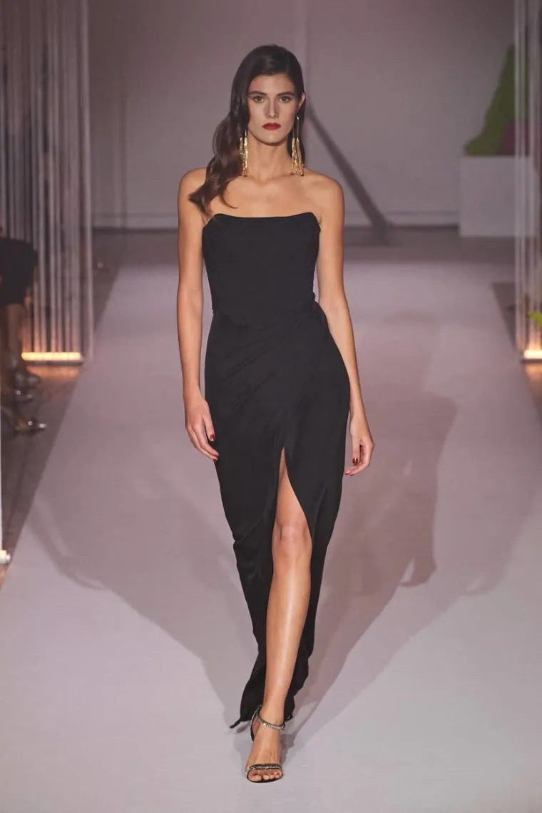 Manekenke obdarenije nego ikad: Bujna poprsja poskakivala u ritmu 'catwalka', a u jedno se posebno gledalo