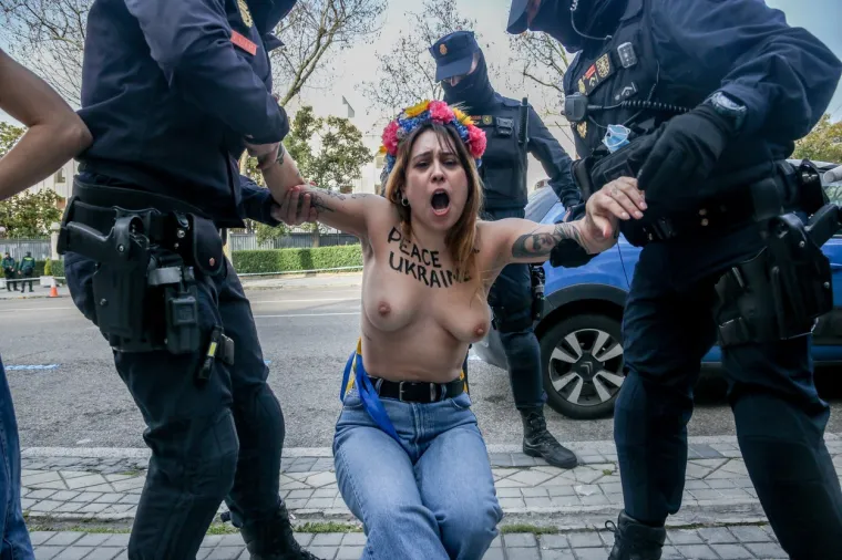 Također, protive se i tradicionalno-konzervativnim vrijednostima.