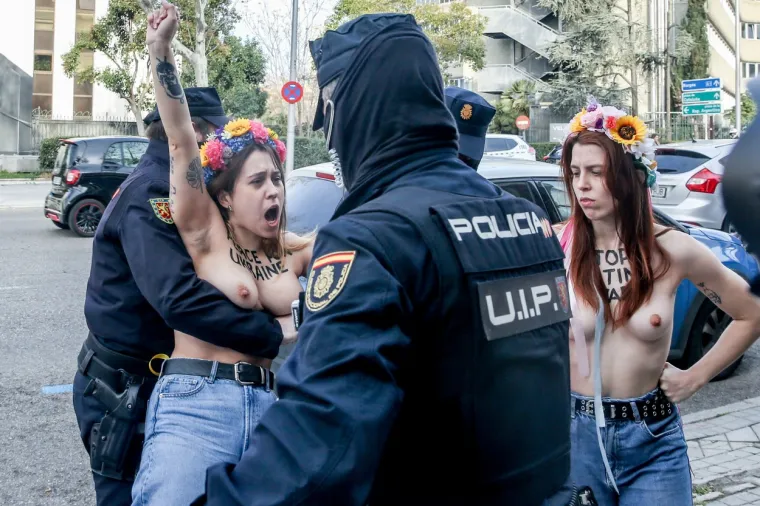 Sada članice Femena prosvjeduju ispred ruskog veleposlanstva u Madridu, protiveći se invaziji na Ukrajinu. 