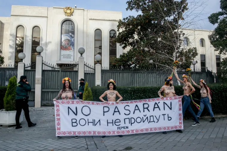 Najčešće su slale poruke prosvjeda protiv seks turizma i seksizma, a poznate su i po radikalnim napadima na crkvu i religiju samu po sebi. 