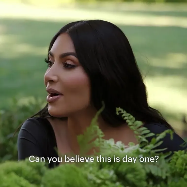 &quot;O moj Bože, umireš li? Umireš? Umirem&quot;, netko kaže Kim preko spikerfona u jednom trenutku trailera. Streaming platforma objavila je prvi službeni trailer za &quot;The Kardashians&quot; ranije ovog mjeseca, koji je uključivao video isječke Kim koja se tada pripremala za ulogu voditeljice &quot;Saturday Night Livea&quot;. U najavi su se pojavili i dijelovi Kourtneyinih zaruka s Barkerom.