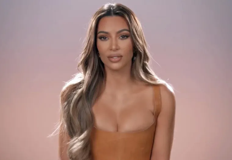 Obitelj je prošlog ljeta završila E!-ovim &quot;Keeping Up with the Kardashians&quot;, a Kardashiani će nastaviti tamo gdje su kamere stale, s Kim koja će slijediti svoje snove da bude odvjetnica dok je vodila svoje poslove i odgajala svoje četvero djece s bivšim Kanyeom Westom. Njezin odnos s reperom promijenio se otkako je prošle veljače podnijela zahtjev za razvod braka, a u prosincu je zatražila razvod, što joj je i pošlo za rukom početkom ožujka ove godine. Majka četvero djece započela je vezu sa zvijezdom SNL-a Peteom Davidsonom, s kojim je prvi put viđena u listopadu prošle godine.