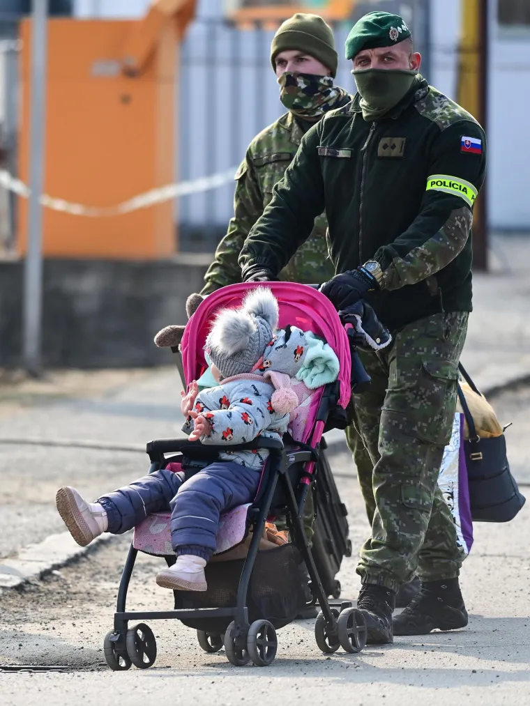 Tužni prizori beba i djece koji paraju srce: Izbjeglice iz Ukrajine u kolonama i dalje pristižu u Slovačku i Rumunjsku
