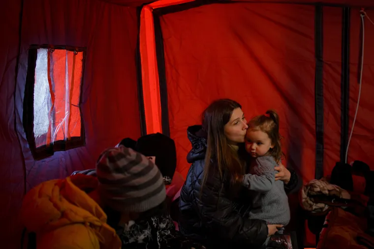 Tužni prizori beba i djece koji paraju srce: Izbjeglice iz Ukrajine u kolonama i dalje pristižu u Slovačku i Rumunjsku