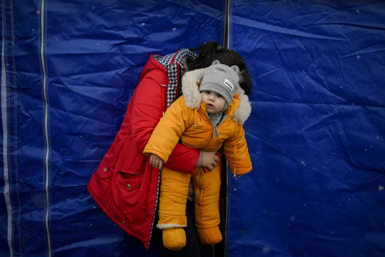 Tužni prizori beba i djece koji paraju srce: Izbjeglice iz Ukrajine u kolonama i dalje pristižu u Slovačku i Rumunjsku