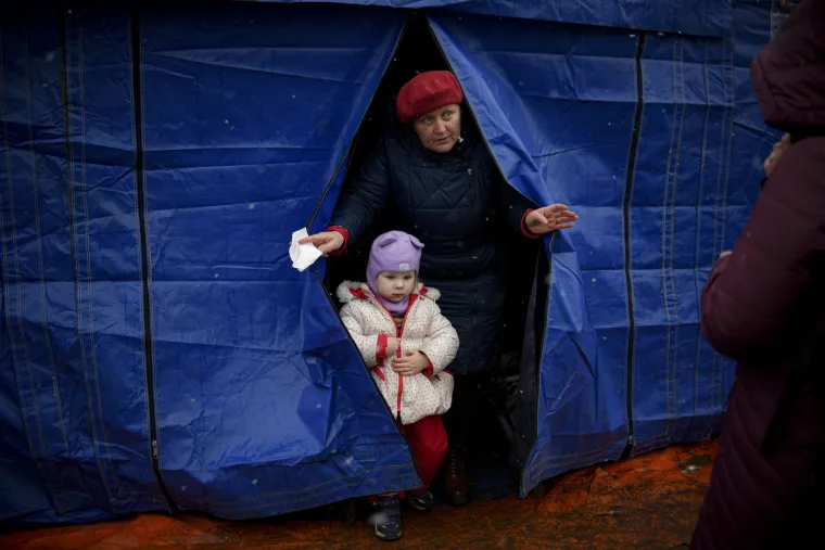 Tužni prizori beba i djece koji paraju srce: Izbjeglice iz Ukrajine u kolonama i dalje pristižu u Slovačku i Rumunjsku
