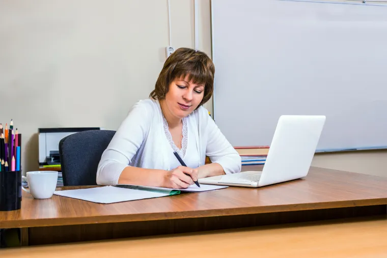 4. Držite se podalje od učiteljskog ormarića jer učitelji u njemu čuvaju stvarno svašta u nadi da će im te stvari jednog dana koristiti. 