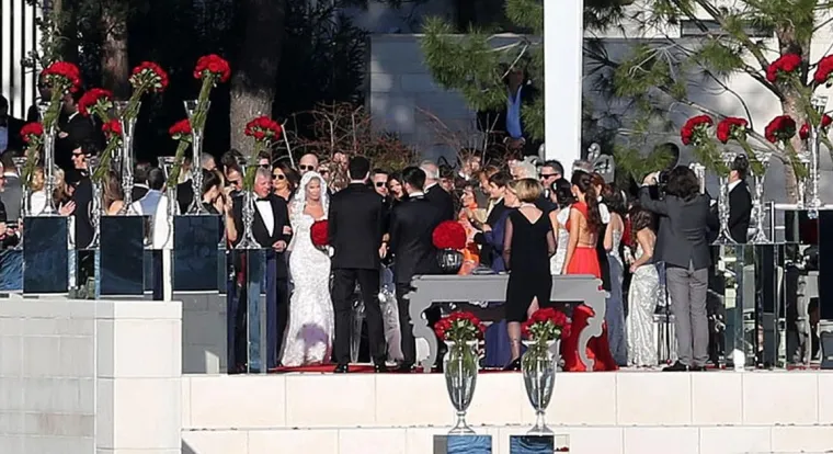 Mladenka se odlučila za usku bijelu vjenčanicu prekrivenu čipkom sirena kroja koji je naglasio njezinu figuru pješčanog sata. Kosu je Nika digla u punđu, a prekrila ju je bijelim, čipkastim velom, po uzoru na Meghan Markle.