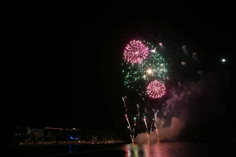 Na vjenčanju su mladenci imali veliki vatromet koji je tada osvijetlio Mali Lošinj, a na zabavi nakon ceremonije goste i mladence zabavljali su Tony Cetinski i Nina Badrić, koja je i sama bila uzvanica na svadbi.