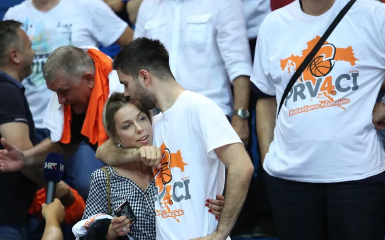 Podsjetimo, Emilova velika ljubav bila je i kći nogometnog trenera Nikole Jurčevića, Lana Jurčević. Jednom je prilikom Lana na Instagramu napisala, uz zajedničku fotografiju nje i Emila: &quot;Dragi, nemoj biti kao ostali&quot;, te je dodala emotikone crvenih srca. Nakon te objave, mediji su prenijeli da se pojavio novi par na sceni. Međutim, par je prekinuo unatoč velikoj razdvojenosti zbog čestih putovanja...