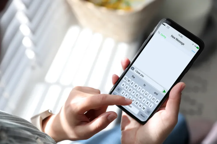 Tina tvrdi da će mnogi prevaranti vrlo brzo pokušati prebaciti razgovore s vama na aplikaciju za razmjenu poruka poput WhatsAppa pod izlikom da ne koriste Tinder previše. &quot;Prevaranti vole slati poruke i razgovarati telefonom, ali izbjegavaju videopozive uz brojne isprike&quot;, pojasnila je. &quot;Ako su nasilni - budite oprezni jer se iza toga obično krije neki motiv.&quot;