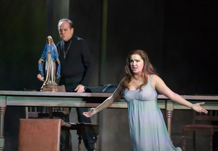 Operna diva je slikana 2014. kako drži zastavu teritorija pod ruskom kontrolom u Ukrajini nakon &scaron;to je dala donaciju od milijun rubalja (tada 18.500 dolara) operna kuća u Donjecku, ukrajinskom gradu koji kontroliraju proruski separatisti.