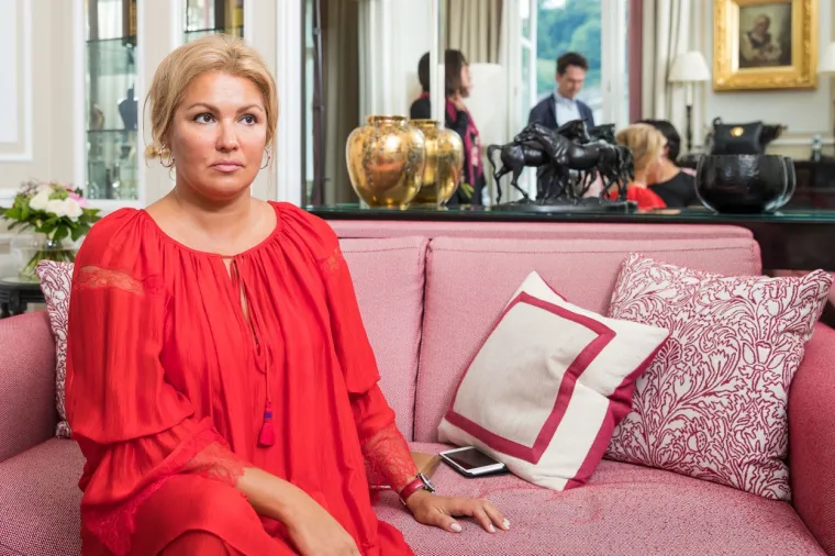 Proteklih dana Netrebko je na Instagramu objavila nekoliko različitih postova. U jednoj objavi rekla je da se protivi invaziji, ali je u popratnoj priči (koja je nestala u roku od 24 sata) ljude sa Zapada, koji traže odbacivanje Putina, nazvala licemjerima i "ljudskim s***ima" koji su "zli kao slijepi agresori".