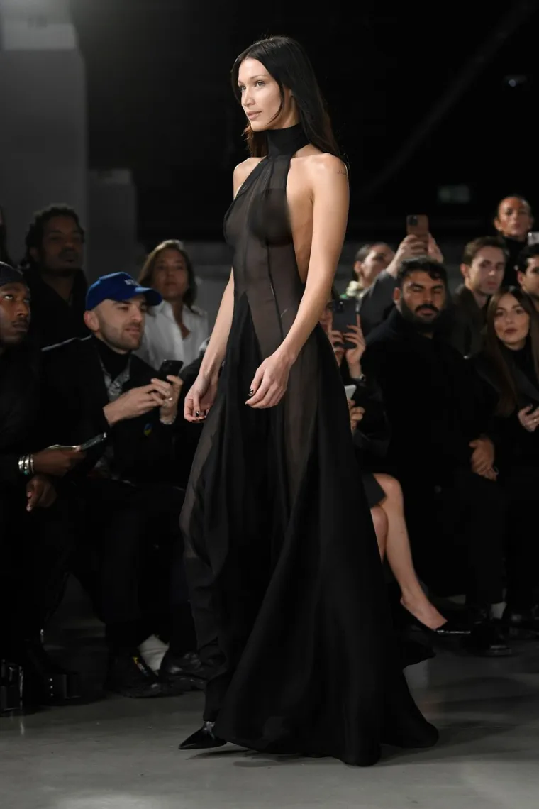 Bella Hadid bez problema prošetala u potpuno prozirnoj haljini ispod koje nije nosila ama baš ništa