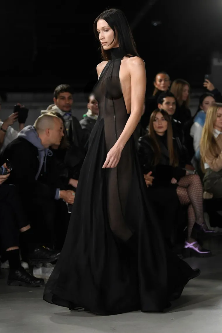 Bella Hadid bez problema prošetala u potpuno prozirnoj haljini ispod koje nije nosila ama baš ništa