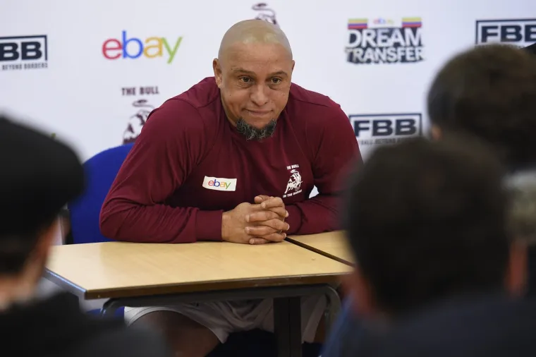 Je li moguće da je to on? Legendarni Roberto Carlos ponovno zaigrao, zaradio pet funti i šokirao izgledom